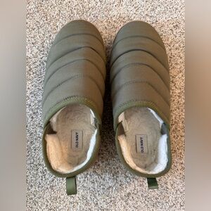 Old navy slippers mens size 8/9